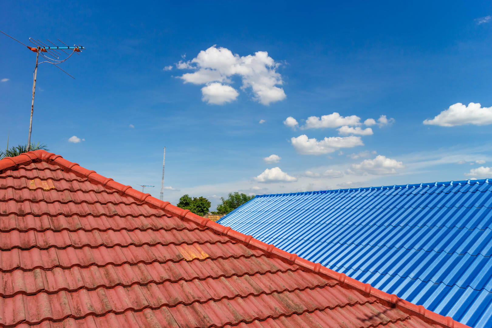 Lovelace Roofing Co logo
